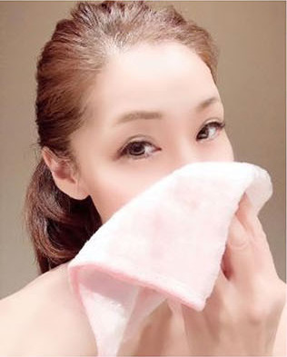 パーフェクトタオルで顔を拭く稲田雪路